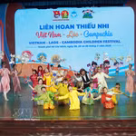 Un spectacle artistique présenté à la clôture du 8e Festival des enfants Vietnam - Laos - Cambodge. Photo : VNA