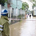 En raison des fortes pluies qui se sont abattues dans la nuit du 2 au 3 novembre 2025, de nombreux quartiers de la ville de Da Nang ont été fortement inondés, provoquant d'importants embouteillages et rendant les déplacements difficiles. Photo : VNA