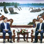 Trieu Tai Vinh (à gauche), vice-président de la Commission de sensibilisation, d’éducation et de mobilisation des masses du Comité central du Parti communiste du Vietnam (PCV), rencontre Khamphanh Pheuyavong, secrétaire du Comité central du Parti populaire révolutionnaire lao (PPRL) et président de la Commission de sensibilisation et d’entraînement du Comité central du PPRL. Photo : VNA