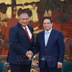 Le Premier ministre Pham Minh Chinh (droite) et le ministre des Affaires étrangères et de la Coopération du Timor-Leste, Bendito dos Santos Freitas. Photo: VNA