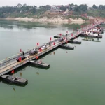 La circulation des personnes et des véhicules sur le ponton de la rivière Lo s'est déroulée normalement le matin du 16 février. (Photo : VNA)