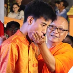 Le rituel d’offrande du côm dep, sorte de jeune riz gluant aplati, est une spécialité khmère en l’honneur de la Lune. Photo : VNA