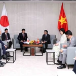 Le vice-ministre permanent des Affaires étrangères, Nguyen Minh Vu (à droite) et le vice-ministre parlementaire japonais des Affaires étrangères, Shimada Tomoaki. Photo: VNA