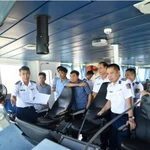 La délégation d'inspection visite le navire CSB 9003, escadron 401, commandement de la Région 4 des Garde-côtes. Photo: VNA