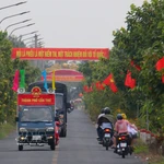 La communication est menée au moyen de banderoles et de véhicules mobiles dans la commune de Vinh Vien, ville de Can Tho. Photo : VNA
