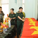 Des officiers du Corps d'armée 34 prennent soin des dépouilles retrouvées de 12 soldats tombés au combat dans le village de Doch1, commune de Ia Ly, province centrale de Gia Lai. Photo : VNA