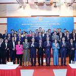 Lors de la rencontre avec des représentants de la communauté vietnamienne au Cambodge. Photo: VNA