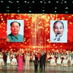 Un spectacle célèbre l'amitié et le bon voisinage entre le Vietnam et la Chine. Photo : VNA