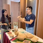 Les produits bioplastiques de BUYO Bioplastics sont fabriqués à partir de drêches de brasserie et de bagasse de canne à sucre. Photo : nhandan.vn