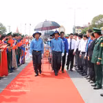 Le 12 mai 2026, au poste frontière international de Binh Hiep, le Comité populaire de la province de Tay Ninh a organisé une cérémonie pour accueillir les dépouilles de 158 soldats volontaires et experts vietnamiens morts au Cambodge. Photo : VNA