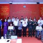 Nguyen Phuoc Loc (quatrième à droite), secrétaire adjoint du Comité du Parti de la ville et président du Comité du Front de la Patrie du Vietnam de Hô Chi Minh-Ville, remet des véhicules et des moyens de subsistance à des familles bénéficiant de politiques préférentielles. Photo : VNA