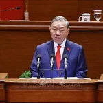 Le secrétaire général To Lam présente le rapport du 13e Comité central du Parti sur les documents soumis au 14e Congrès du Parti. Photo : VNA.