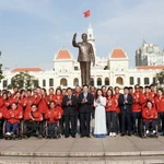 Le vice-Premier ministre Mai Van Chinh, accompagné de représentants des ministères, départements et agences du ressort central et d'Hô Chi Minh -Ville, ainsi que de responsables, d'entraîneurs et d'athlètes de l'équipe paralympique vietnamienne, au parc du monument du président Hô Chi Minh. (Photo : VNA)