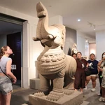 Des visiteurs découvrent les artefacts exposés au musée. Photo: Kha Pham – VNA
