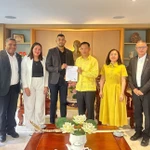 L’ambassadeur Vu Trung My reçoit les dirigeants du parti ENAMORATE venus pour féliciter le Vietnam pour le succès du 14e Congrès national du PCV. Photo : Fournie par l’ambassade du Vietnam