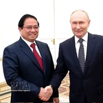 Le Premier ministre Pham Minh Chinh (gauche) et le président russe Vladimir Poutine. Photo: VNA