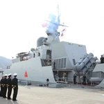 Des officiers et des marins de la base navale de Kure participent à la cérémonie de dire au revoir au navire 015-Tran Hung Dao. Photo : https://www.qdnd.vn/