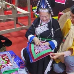Découvert de l'artisanat traditionnel de la broderie du groupe ethnique Pa Dí dans la commune de Muong Khuong. Photo: VNA