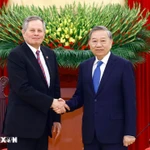 Le sénateur américain Steve Daines (gauche) et le secrétaire général du Parti To Lam. Photo: VNA