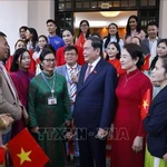 Le président de l'Assemblée nationale (AN) vietnamienne Trân Thanh Mân et son épouse rencontrent des représentants de la communauté vietnamienne résidant en Malaisie. Photo : VNA