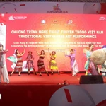 Un spectacle lors du programme des arts traditionnels vietnamiens à Singapour. (Photo : VNA)