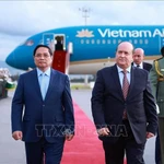 Le Premier ministre algérien Sifi Ghrieb accueille son homologue vietnamien Pham Minh Chinh (gauche) à l'aéroport international Houari-Boumediene. Photo: VNA