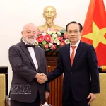 Le Hoai Trung, membre du Bureau politique et ministre des Affaires étrangères du Vietnam (droite) et Hynek Kmonicek, ambassadeur de la République tchèque. Photo: VNA