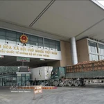 Les véhicules de marchandises sont dédouanés par le poste frontalier international de Kim Thanh à Lao Cai. Photo: VNA