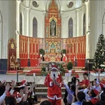 Ambiance de Noël à l'intérieur de la cathédrale de Hai Phong. Photo : VNA