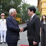 Le président Luong Cuong (à droite) accueillit le président du Conseil européen António Costa. Photo : VNA