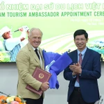 Le vice-ministre de la Culture, des Sports et du Tourisme, Hô An Phong, remet la décision de reconduire Greg Norman, en tant qu'ambassadeur du tourisme du Vietnam pour la période 2025-2030. Photo: TITC