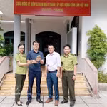 Réception d’un spécimen de pangolin de Java remis par le Comité populaire de la commune de Huong Hiep. Photo: VNA