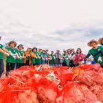 Collecte de déchets plastiques à l’embouchure de Sa Can, province de Quang Ngai. Photo: VNA