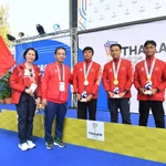 Vo Huynh Anh Khoa (deuxième, à droite) remporte la première médaille d'or pour le Vietnam aux 13es Jeux paralympiques de l'ASEAN. Photo : webthethao.vn