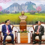 Le général Vilay Lakhamfong (à droite), membre du Bureau politique et membre permanent du Secrétariat du Comité central du PPRL pour le mandat 2026-2030, reçoit le vice-ministre vietnamien de la Sécurité publique, Le Quoc Hung. Photo : VNA