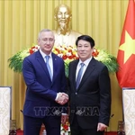 Le président vietnamien Luong Cuong (droite) reçoit le gouverneur de l'oblast de Kalouga de Russie. Photo: VNA