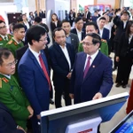 Le Premier ministre Pham Minh Chinh visite une exposition sur le développement des sciences et des technologies, l'innovation et la transformation numérique. Photo: VNA