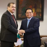 Le Premier ministre vietnamien Pham Minh Chinh (droite) et le ministre de l'Énergie et des Mines, Mohamed Arkab. Photo: VNA