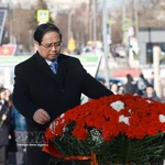 Le Premier ministre vietnamien Pham Minh Chinh et la délégation l'accompagnant ont déposé, le 23 mars au matin (heure locale), des fleurs au pied du monument du Président Ho Chi Minh ainsi qu’à la Tombe du Soldat inconnu à Moscou. Photo : VNA