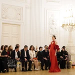 Le défilé "SOGNO NIGHT", conjuguant le saxophone de Quyen Thien Dac, la voix de la chanteuse Pham Thu Ha et les robes de soirée de la créatrice Nguyen Thuy Linh, s’est déroulé dans la nuit du 21 mars au palais Petrovski, à Moscou. Photo : VNA