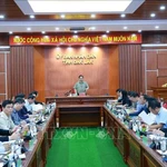 Le Premier ministre Pham Minh Chinh, accompagné d'une délégation de travail, a eu le 29 novembre à Dak Lak une réunion en ligne et en présentiel avec les représentants des quatre provinces du Centre-Sud. Photo: VNA