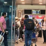 Un groupe de citoyens vietnamiens entre à l'aéroport du Caire (Égypte) pour rentrer chez eux. Photo : Ambassade du Vietnam en Israël