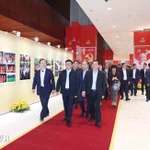 Tran Cam Tu, membre du Bureau politique et permanent du Secrétariat, préside la répétition préliminaire des préparatifs du XIVᵉ Congrès national du Parti communiste du Vietnam. Photo : VNA