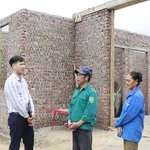 Un fonctionnaire de la commune de Viêt Hông (province de Lao Cai) inspectent l'avancement des travaux de construction de la maison des habitants. Photo: VNA