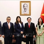 Le vice-Premier ministre vietnamien Ho Quoc Dung (troisième à partir de la droite) reçoit la ministre palestinienne des Affaires étrangères et des Expatriés, Varsen Aghabekian Shahin (3e à partir de la gauche). Photo : VNA