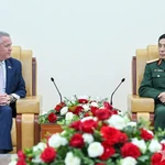 Le général d’armée Phan Van Giang, membre du Bureau politique, secrétaire adjoint de la Commission militaire centrale et ministre de la Défense (à droite), rencontre Michael DeSombre, secrétaire d’État adjoint des États-Unis, à l’occasion de sa visite de travail au Vietnam. Photo : qdnd.vn