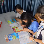 Des collaborateurs sociaux accompagnent T.A.T. (née en 2013) dans ses activités d’apprentissage et de vie quotidienne au sein de la maison d’accueil temporaire du modèle "Bồ Công Anh", située dans le quartier de Hạnh Thong, à Hô Chi Minh-Ville. Photo: VNA