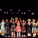 Présentation de costumes vietnamiens. Photo : VNA