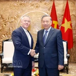 Le secrétaire général du Parti communiste du Vietnam (PCV), To Lam (à droite) reçoit le secrétaire d’État adjoint des États-Unis, Michael DeSombre. Photo : VNA