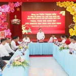 Au nom des dirigeants du Parti et de l’État, le président de l’AN a adressé ses salutations et ses meilleurs vœux de Nouvel An lunaire aux autorités locales ainsi qu’aux familles bénéficiaires de politiques sociales et aux ménages défavorisés de la commune de Thanh Xuan. Photo : VNA